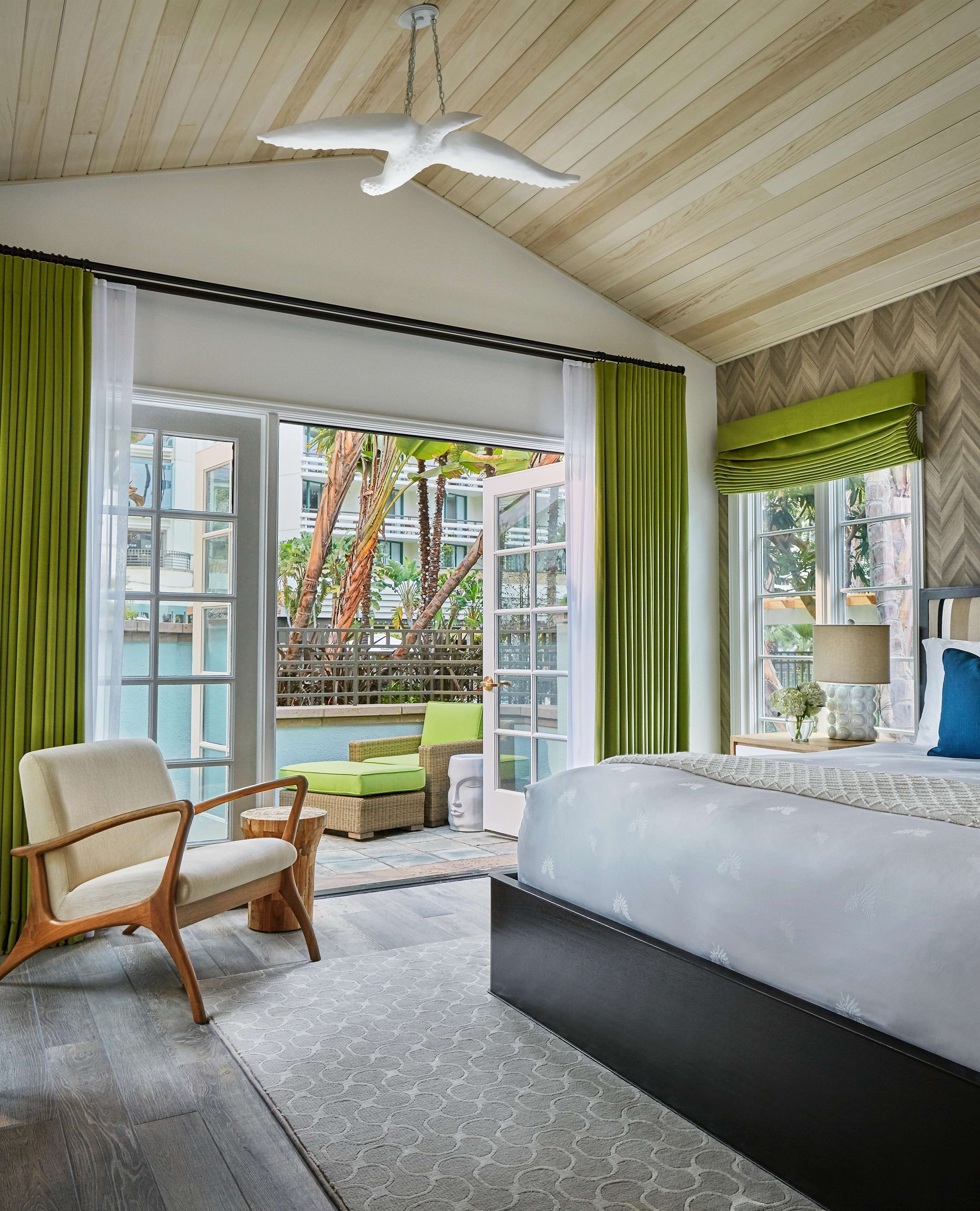 Hypo-allergenic bedding, in-room safe, desk, laptop workspace