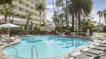 Palisade Suite, 1 King Bed with Sofa bed | Pool | Outdoor pool, pool umbrellas, pool loungers