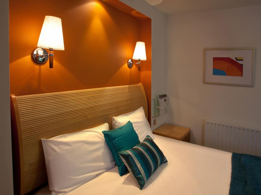 Peti besi dalam bilik, seterika/papan seterika, Wi-fi percuma