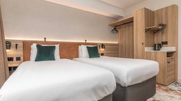 Literie de qualité supérieure, bureau, rideaux occultants