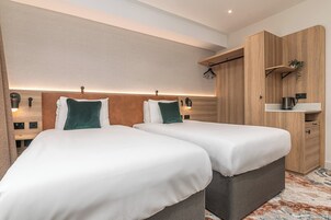 Roupas de cama premium, escrivaninha, espaço de trabalho para notebook