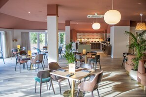 حيث تُقدم وجبات الإفطار، الغداء، العشاء، الأطباق العالمية