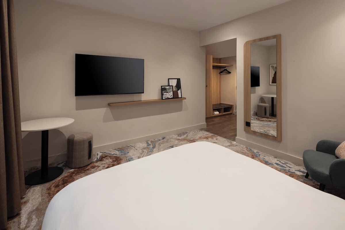 スタンダード ルーム ダブルベッド 1 台 | 高級寝具、デスク、遮光カーテン、アイロン / アイロン台