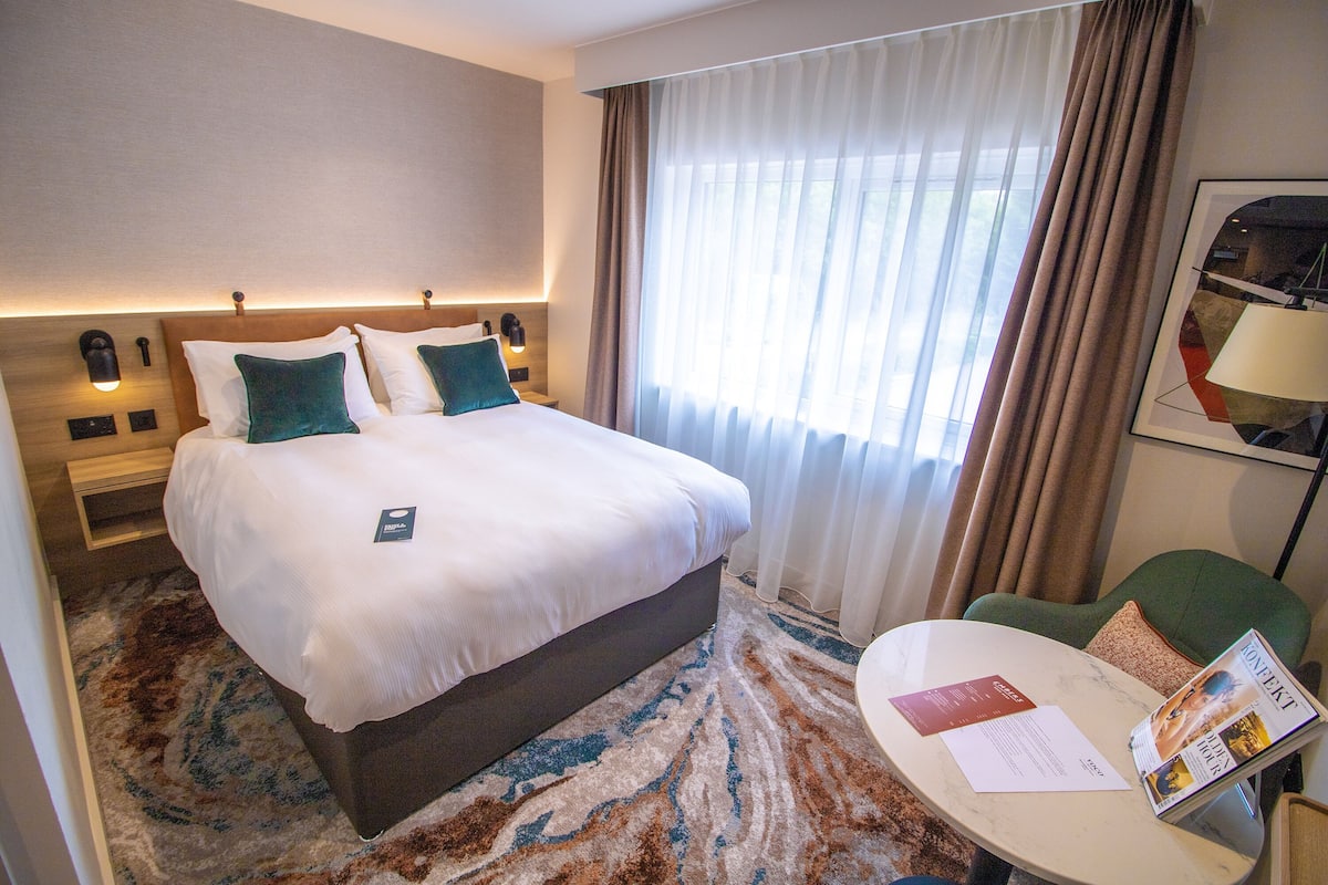 1 bedroom, premium bedding, desk, laptop workspace