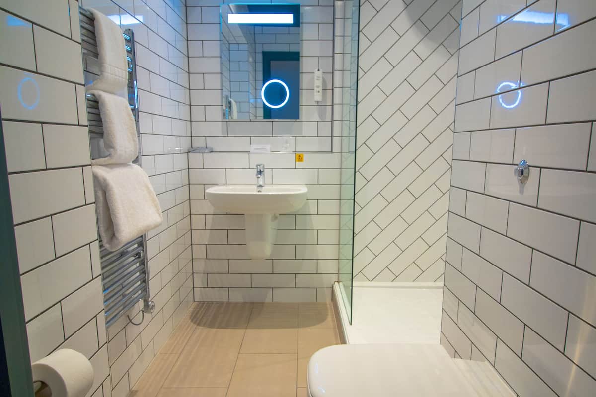 Bộ đồ giường cao cấp, bàn, khu vực làm việc phù hợp cho laptop