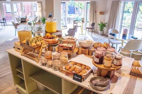 Daily English breakfast (GBP 10.00 per person)