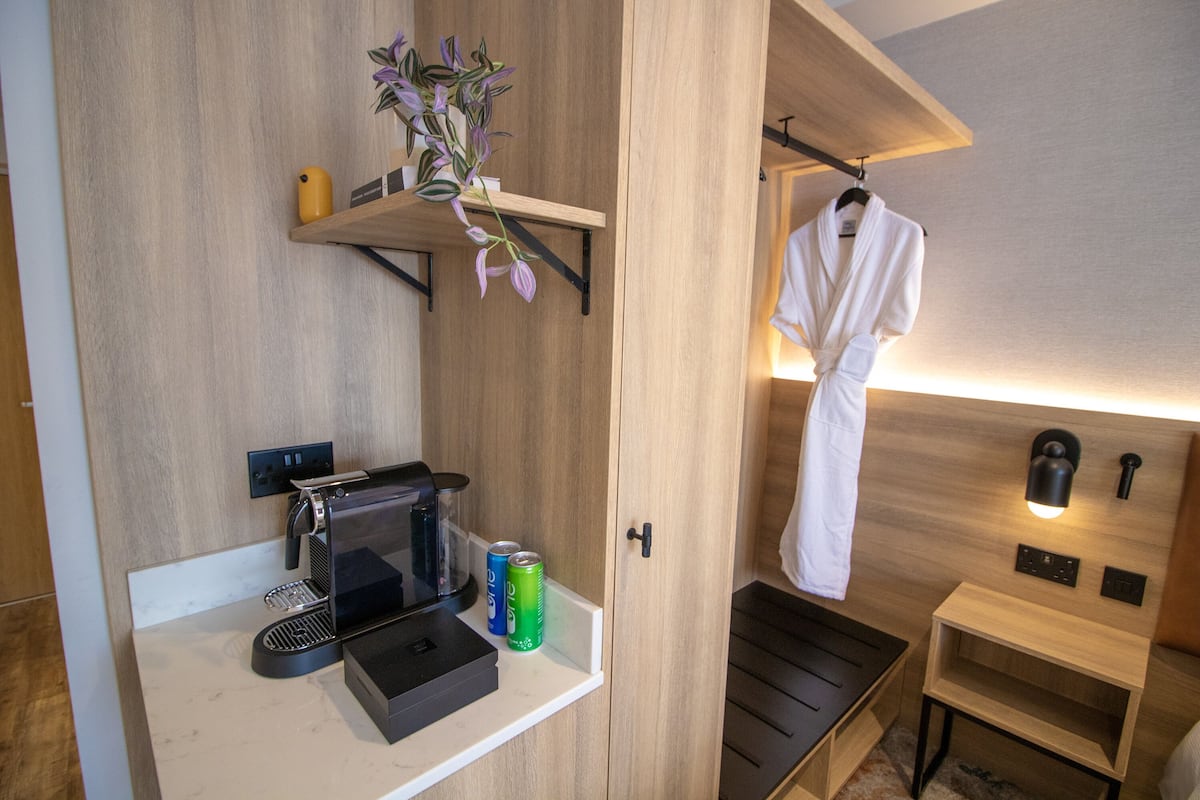 Premium Room, 1 King Bed | 1 bedroom, premium bedding, desk, laptop workspace