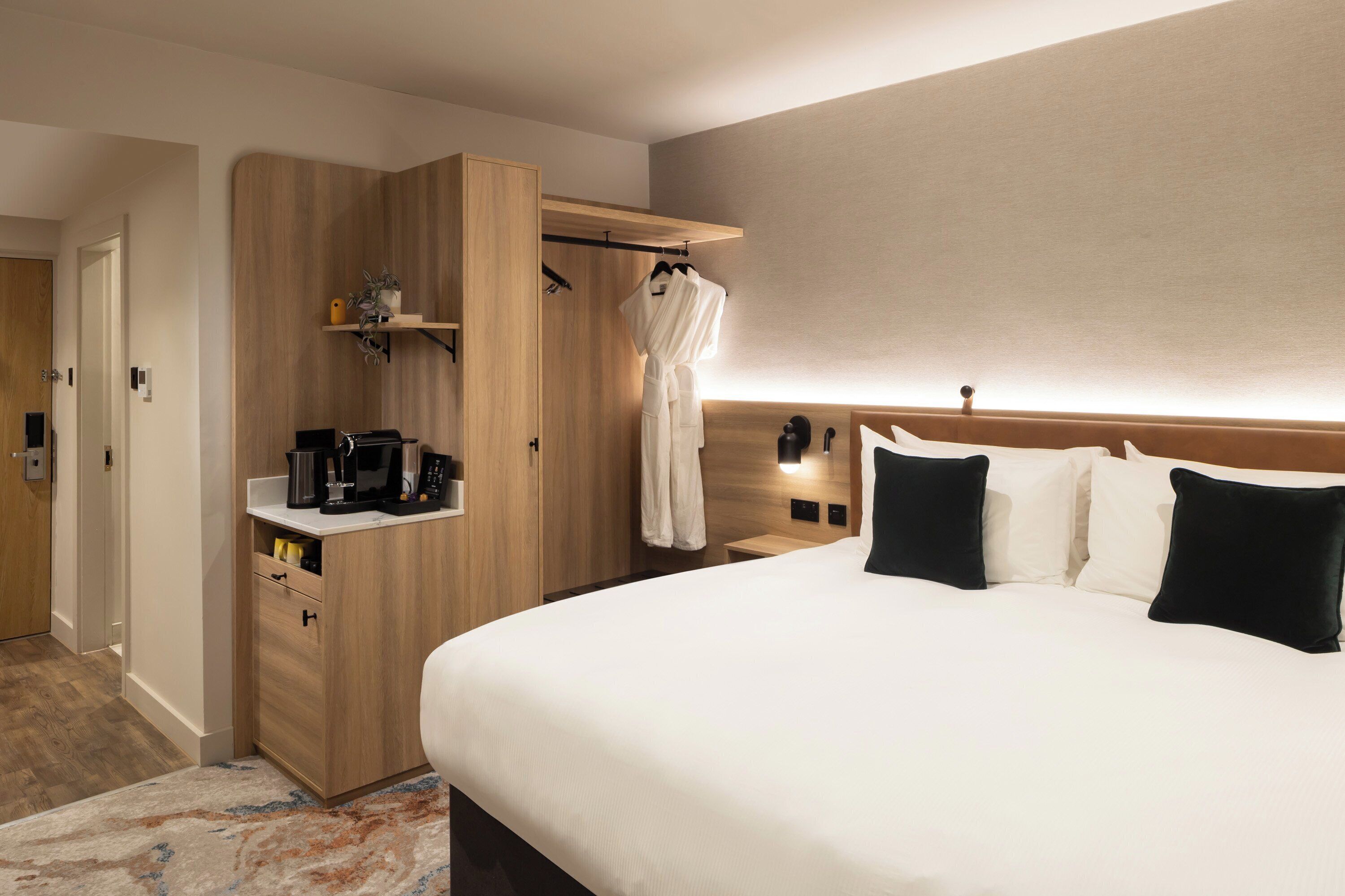 Premium-rum - 1 kingsize-säng | Sängtillbehör av högsta kvalitet, skrivbord och mörkläggningsgardiner