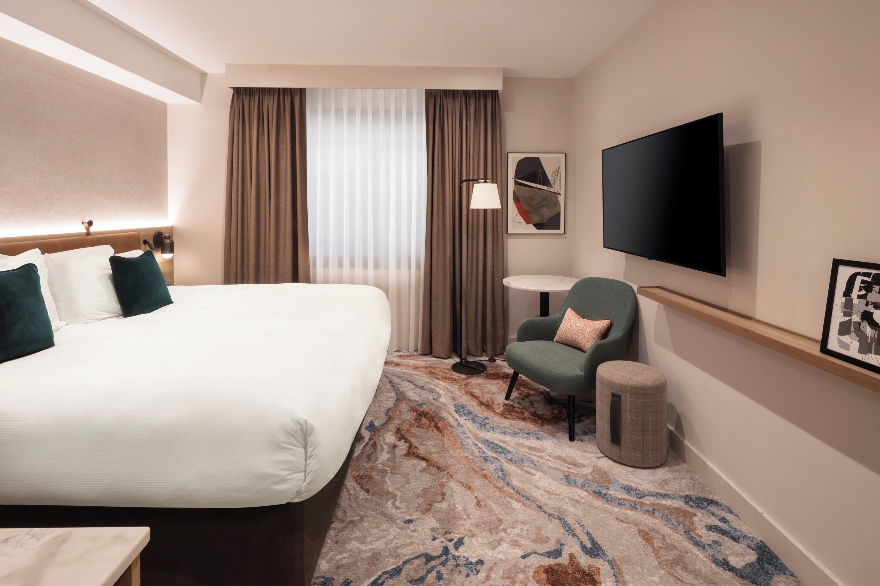 Standardrum - 1 kingsize-säng | Sängtillbehör av högsta kvalitet, skrivbord och mörkläggningsgardiner