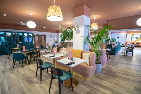Café da manhã, almoço e jantar; culinária internacional 