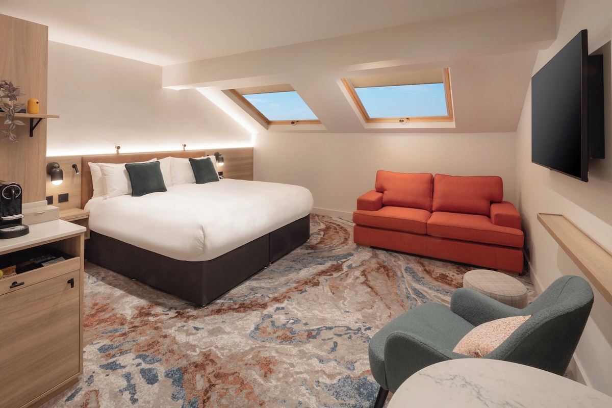 Premium Room, 1 King Bed with Sofa bed | Premium bedding, desk, blackout drapes, iron/ironing board