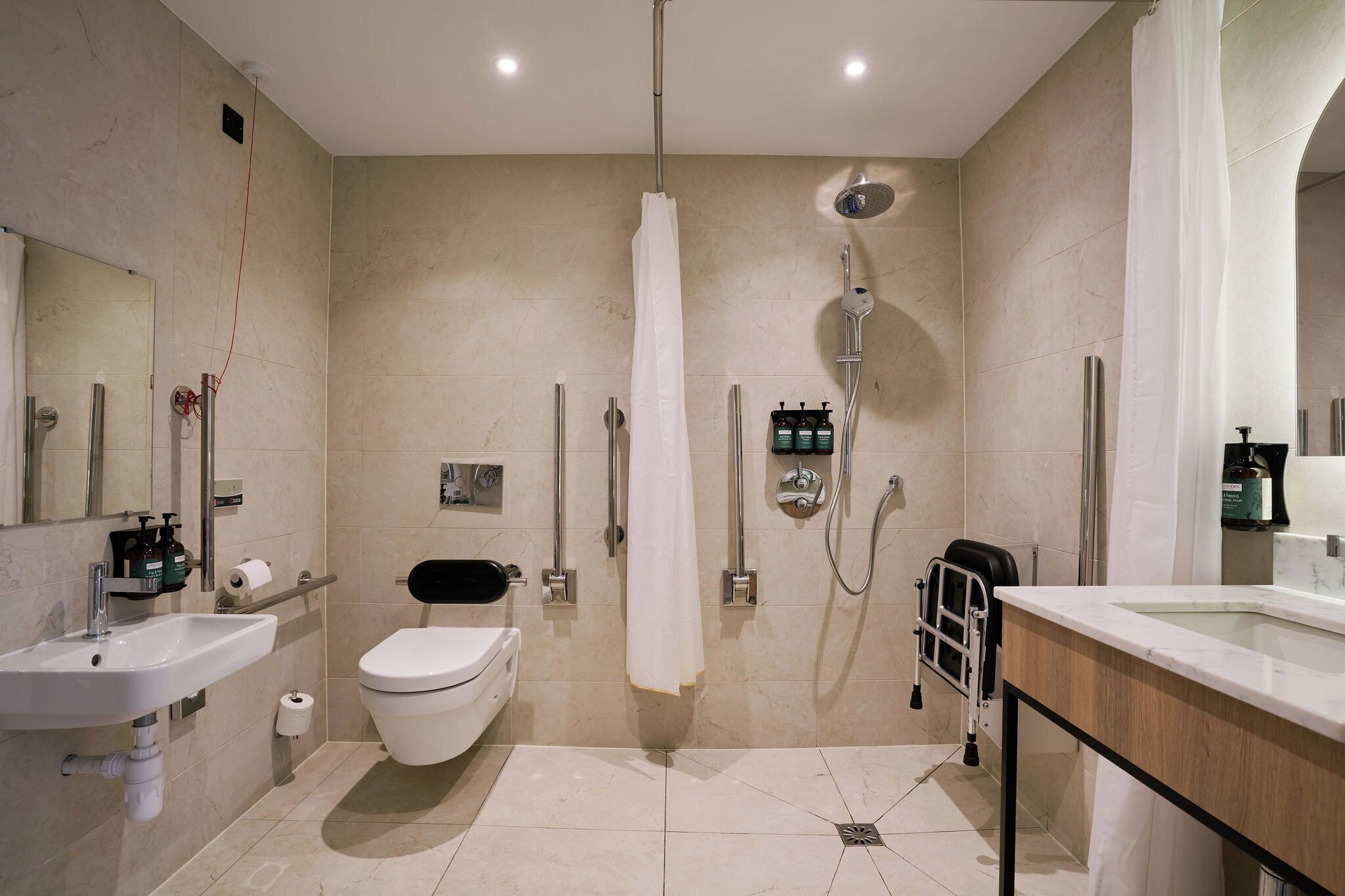 Habitación estándar, 1 cama doble, accesible para personas con discapacidad | Baño | Ducha y bañera combinadas y cabezal de ducha tipo lluvia
