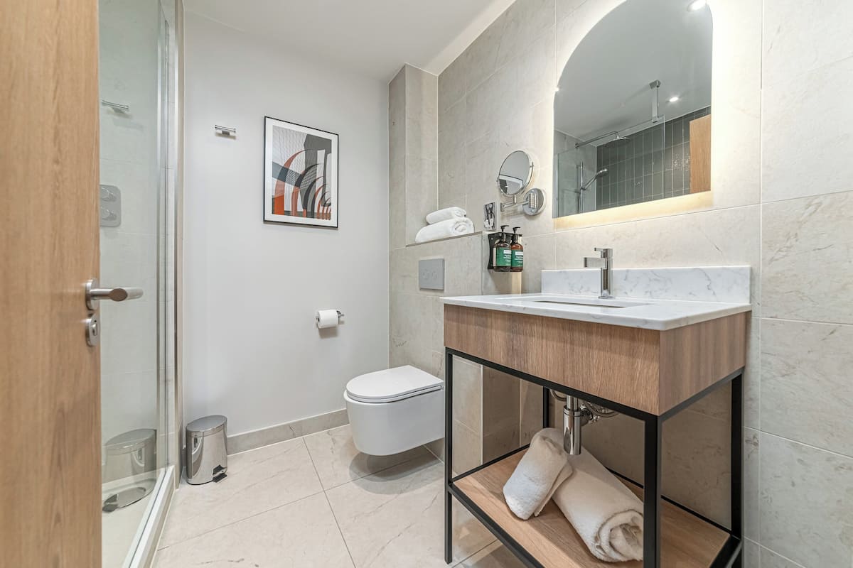 Combined shower/bathtub, rainfall showerhead, free toiletries