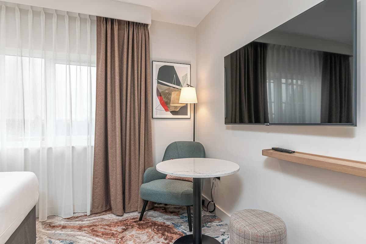 1 bedroom, premium bedding, desk, laptop workspace
