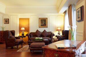 Diplomatic Suite with Balcony | Ruokailu omassa huoneessa