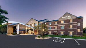A Fairfield by Marriott Inn & Suites building with a covered entrance, brick facade, and a parking lot. - Fairfield Inn by Marriott Battle Creek (Battle Creek)