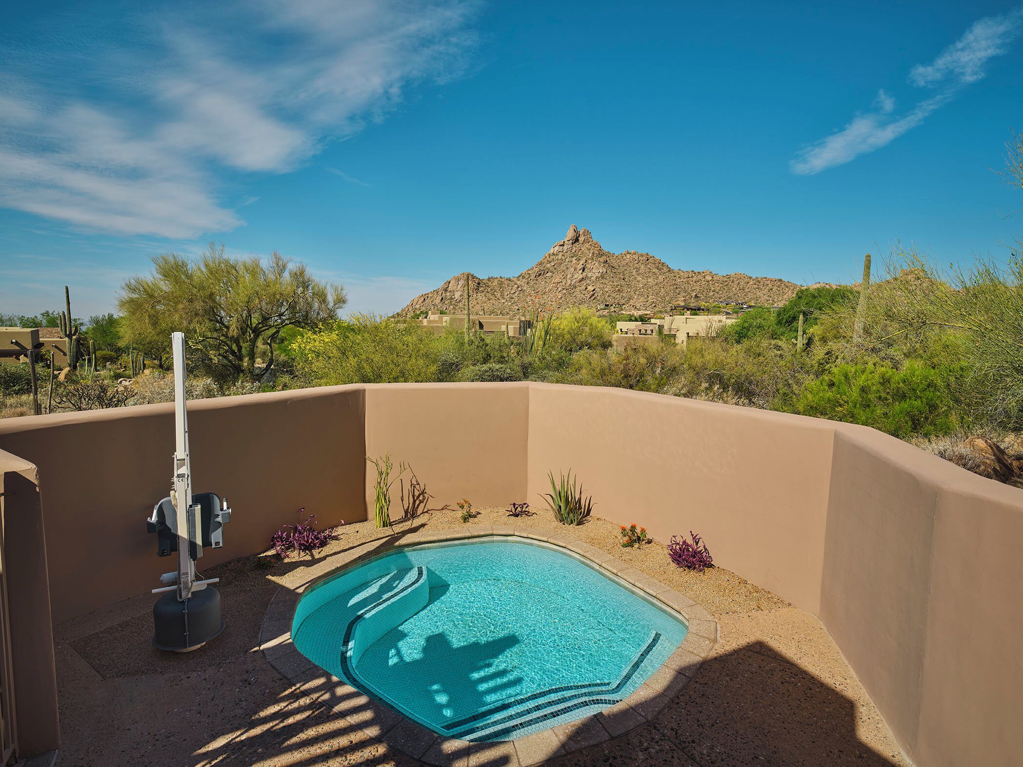 Piscina con vistas a un paisaje montañoso y desértico.
