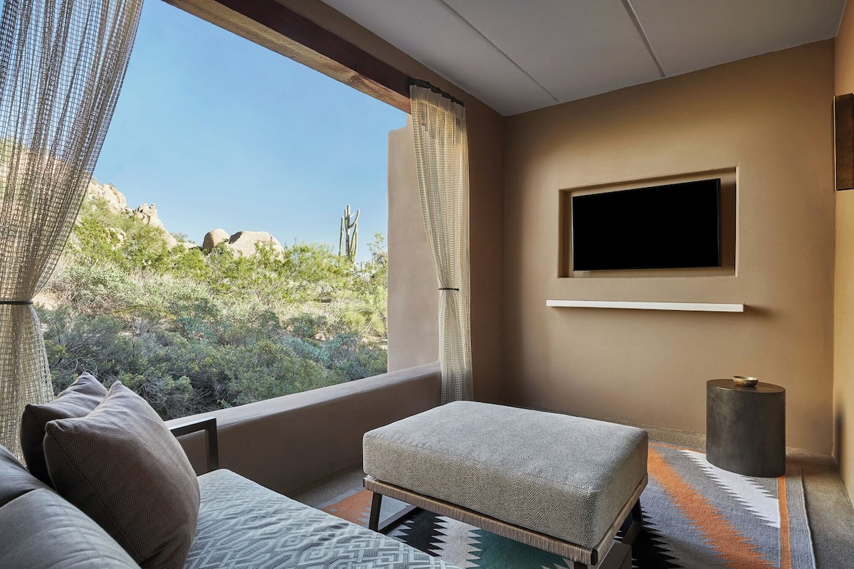 Premium bedding, down comforters, minibar, in-room safe