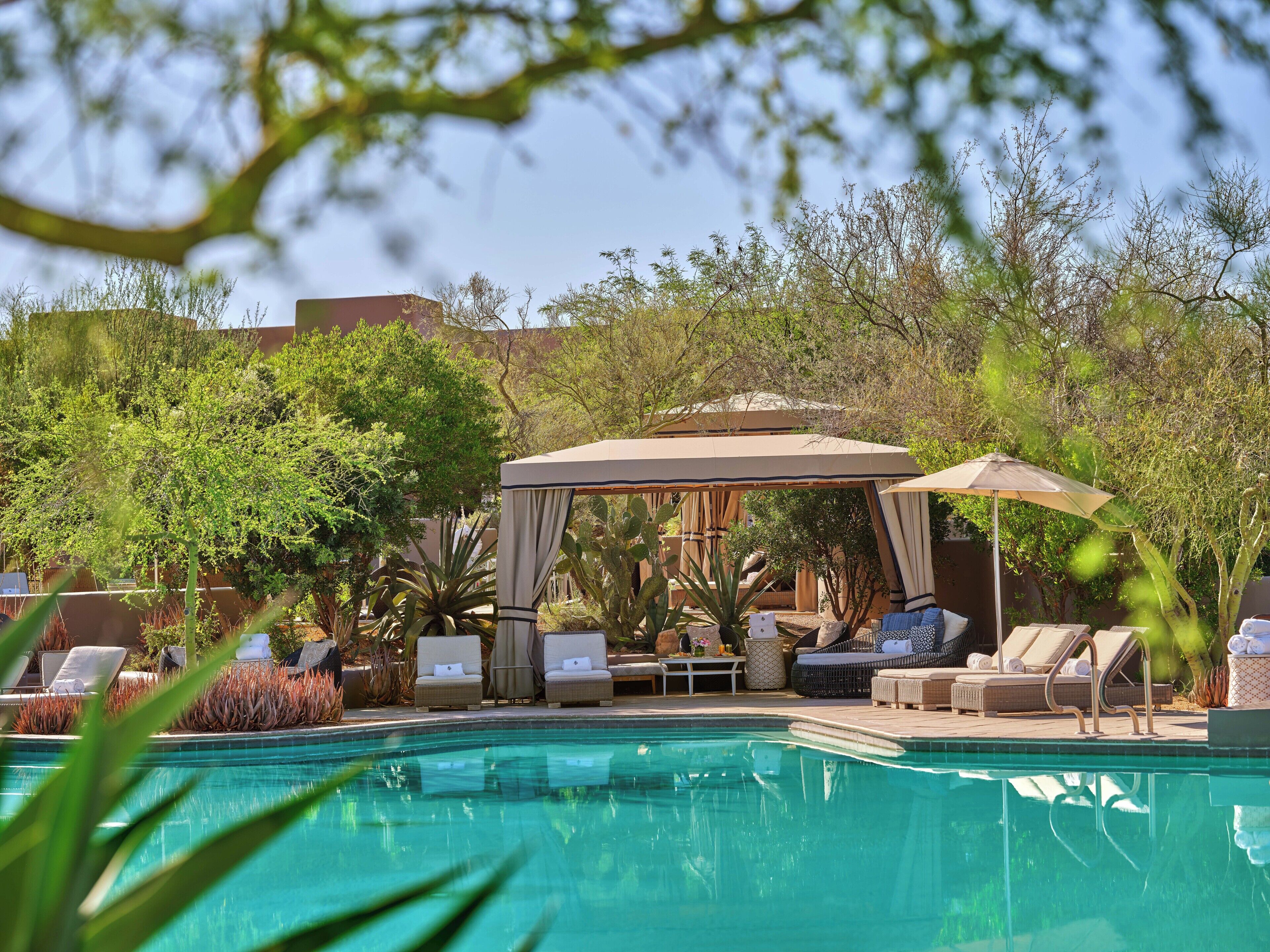 Una piscina al aire libre, camas de piscina con cargo