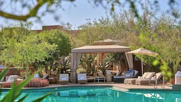 Kolam renang outdoor, dengan cabana (dengan biaya tambahan)