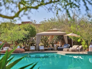 Outdoor pool, cabanas (surcharge), sun loungers - Four Seasons Resort Scottsdale at Troon North (Scottsdale)