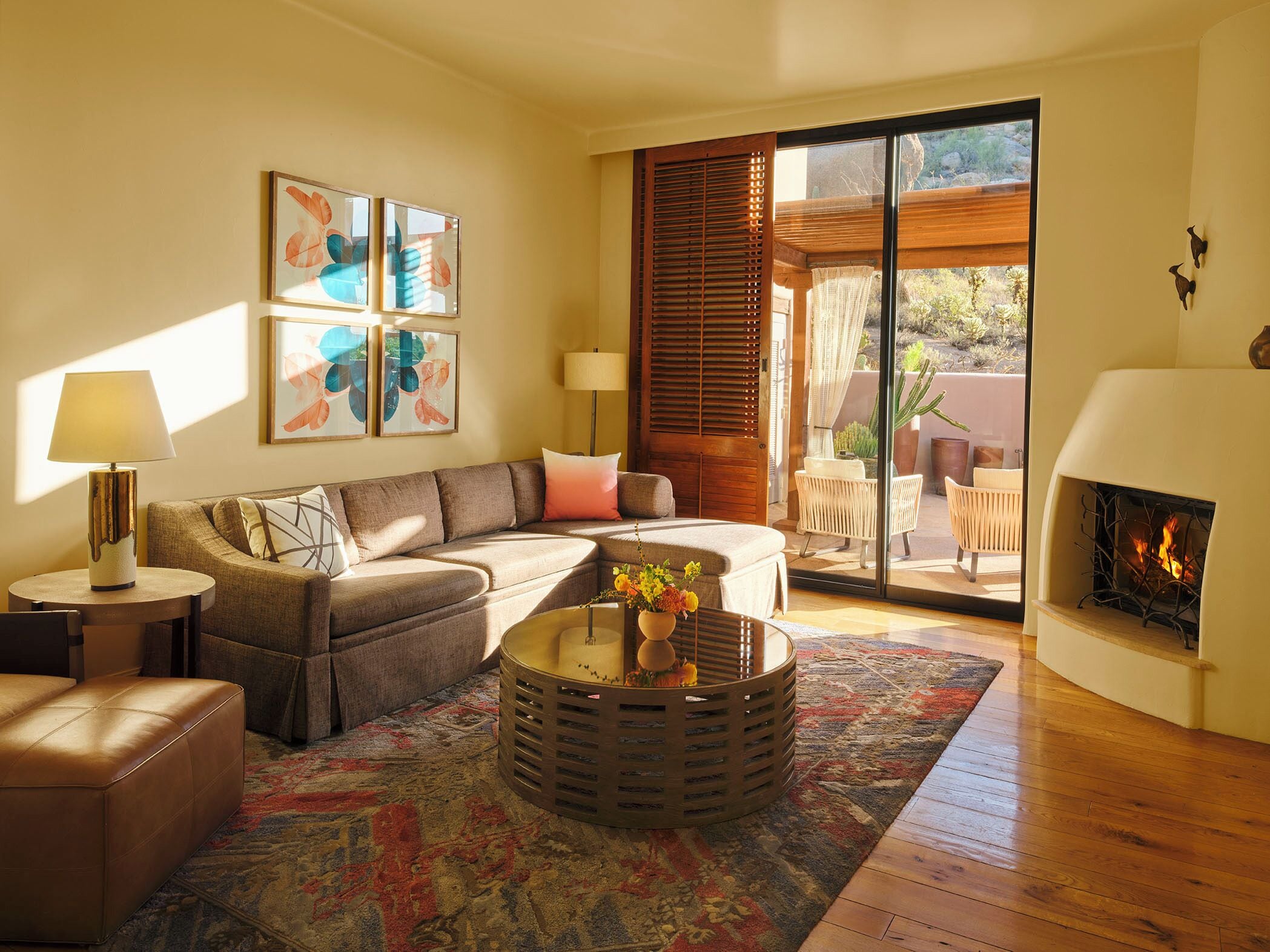 Sengetøy av topp kvalitet, dundyner, minibar og safe på rommet