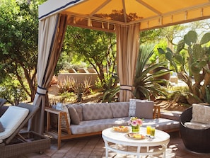 Outdoor pool, pool cabanas (surcharge), pool loungers