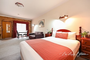 Standard Queen Room | Desk, laptop workspace, iron/ironing board, rollaway beds - Narrandera Club Motor Inn (Narrandera)