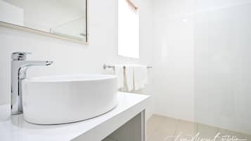 Camera Standard, 1 letto queen | Bagno | Doccia, set di cortesia gratuito, asciugacapelli, asciugamani