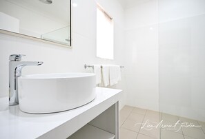 Standard Queen Room | Bathroom | Shower, free toiletries, hair dryer, towels