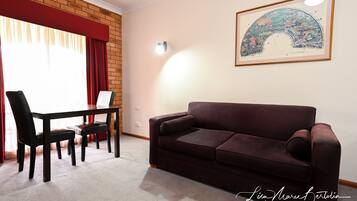 Standaard kamer, 1 queensize bed | Woonruimte | Een 32-inch flatscreentelevisie met satellietzenders en televisie