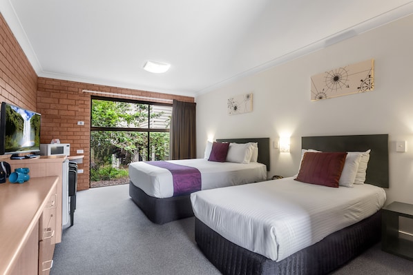 Premium bedding, pillowtop beds, in-room safe, individually decorated - Airport Admiralty Motel (Hamilton)