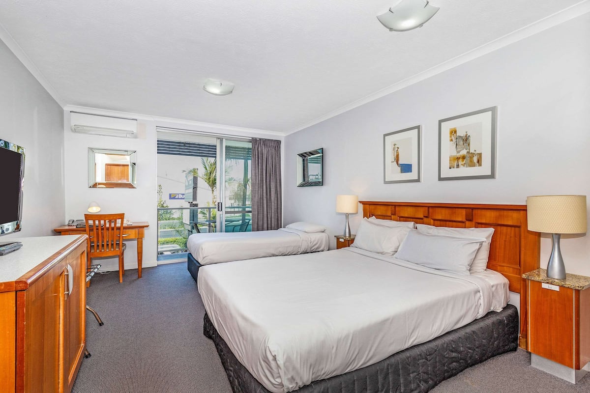 1 bedroom, premium bedding, desk, soundproofing
