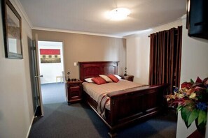 Iron/ironing board, free WiFi, bed sheets, alarm clocks - Centrepoint Motor Inn (Rockhampton)