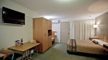 1 habitación, tabla de planchar con plancha, wifi gratis y ropa de cama