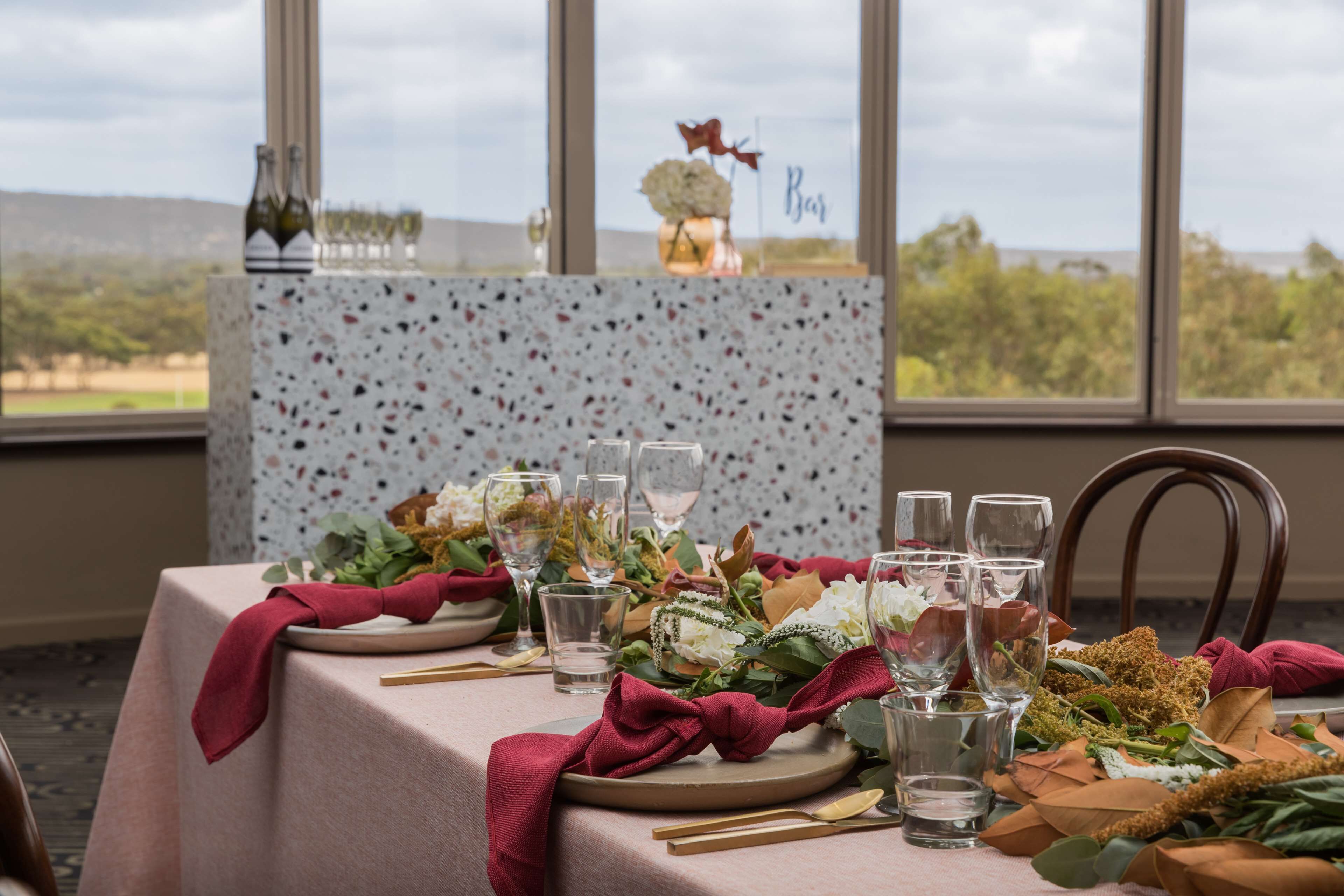 Una mesa preparada para una comida con vistas al exterior.