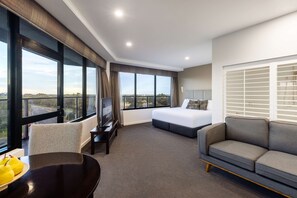 Premier Room, Jetted Tub | Minibar, in-room safe, blackout drapes, iron/ironing board