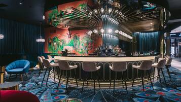 4 bars/lounges