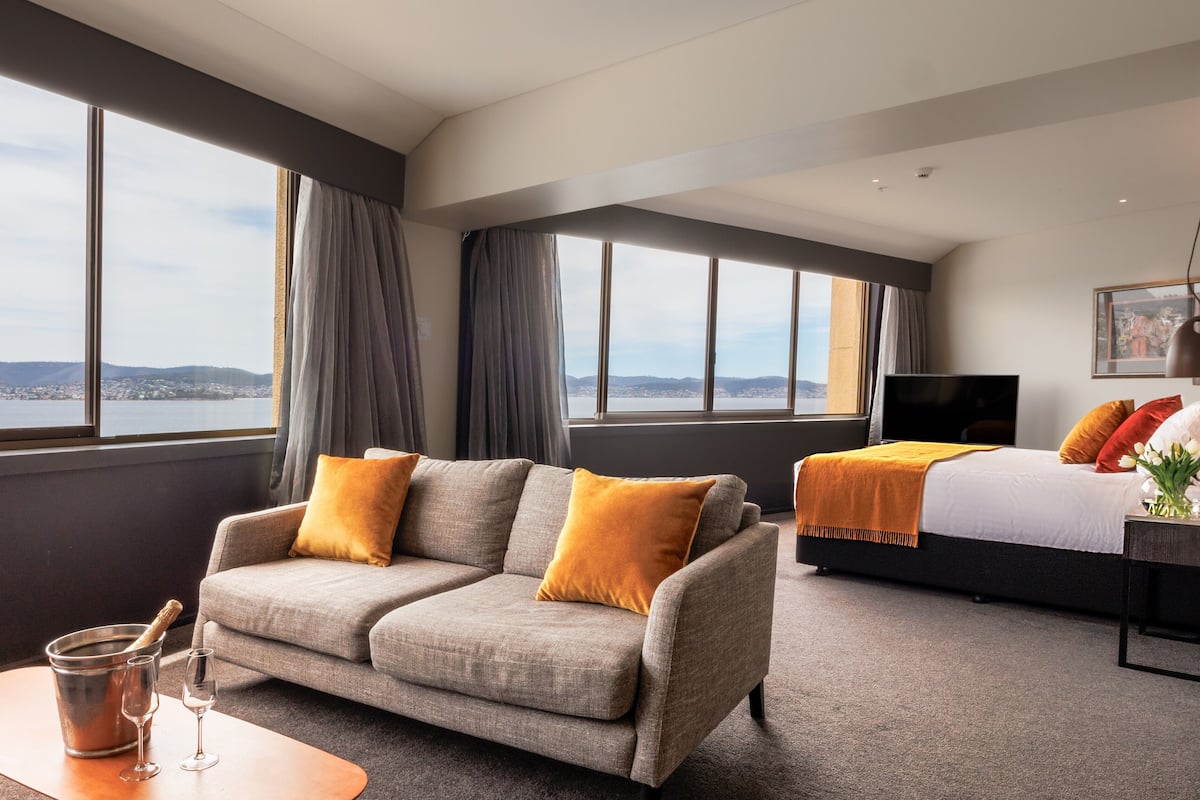 Suite, 1 letto king, vista porto | 1 camera, biancheria da letto di alta qualità, una cassaforte in camera