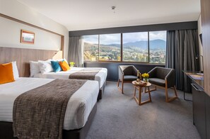 Chambre Deluxe avec lits jumeaux, Plusieurs lits, vue sur la montagne | Vue de la chambre