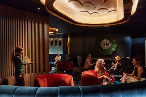 4 bars/lounges