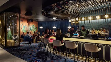 4 bars/lounges