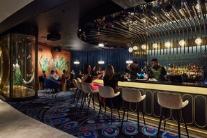 4 bars/lounges