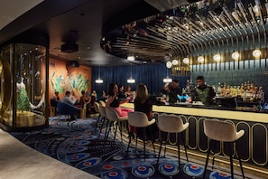 4 bars/lounges