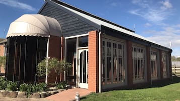 室内游泳池,09:00 至 20:00 开放,日光浴躺椅