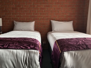 Standard Twin Room | Minibar, desk, soundproofing, iron/ironing board