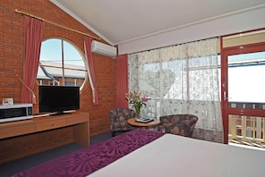 Minibar, desk, soundproofing, iron/ironing board - Main Lead Ballarat Motel (Golden Point (Ballarat))