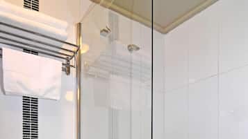 Ducha, artículos de tocador gratuitos, secador de pelo, toallas