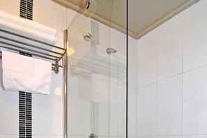 Shower, free toiletries, hair dryer, towels - Main Lead Ballarat Motel (Golden Point (Ballarat))