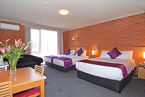 Minibar, Schreibtisch, schallisolierte Zimmer, Bügeleisen/Bügelbrett